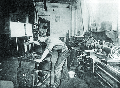 A photograph shows a machinist working alone in a Taylorist factory.